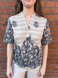 Beige blus med blått paisleymönster