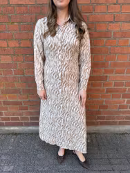 Mönstrad sandfärgad klänning