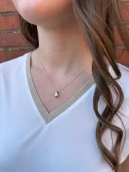 Ärmlös topp med gulddetalj