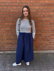 Randig klänning i vitt och marinblått