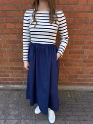 Randig klänning i vitt och marinblått