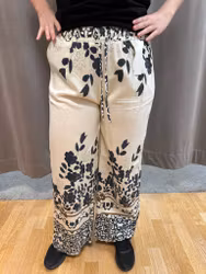 Tunn byxa i linnemix med print - gråblå