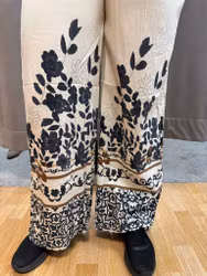 Tunn byxa i linnemix med print - gråblå