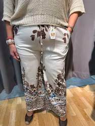 Tunn byxa i linnemix med print - brun