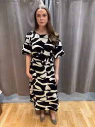 Svartvit mönstrad midiklänning
