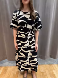 Svartvit mönstrad midiklänning