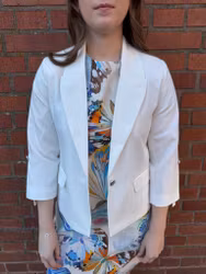 Cremevit kavaj med slejf på ärmen