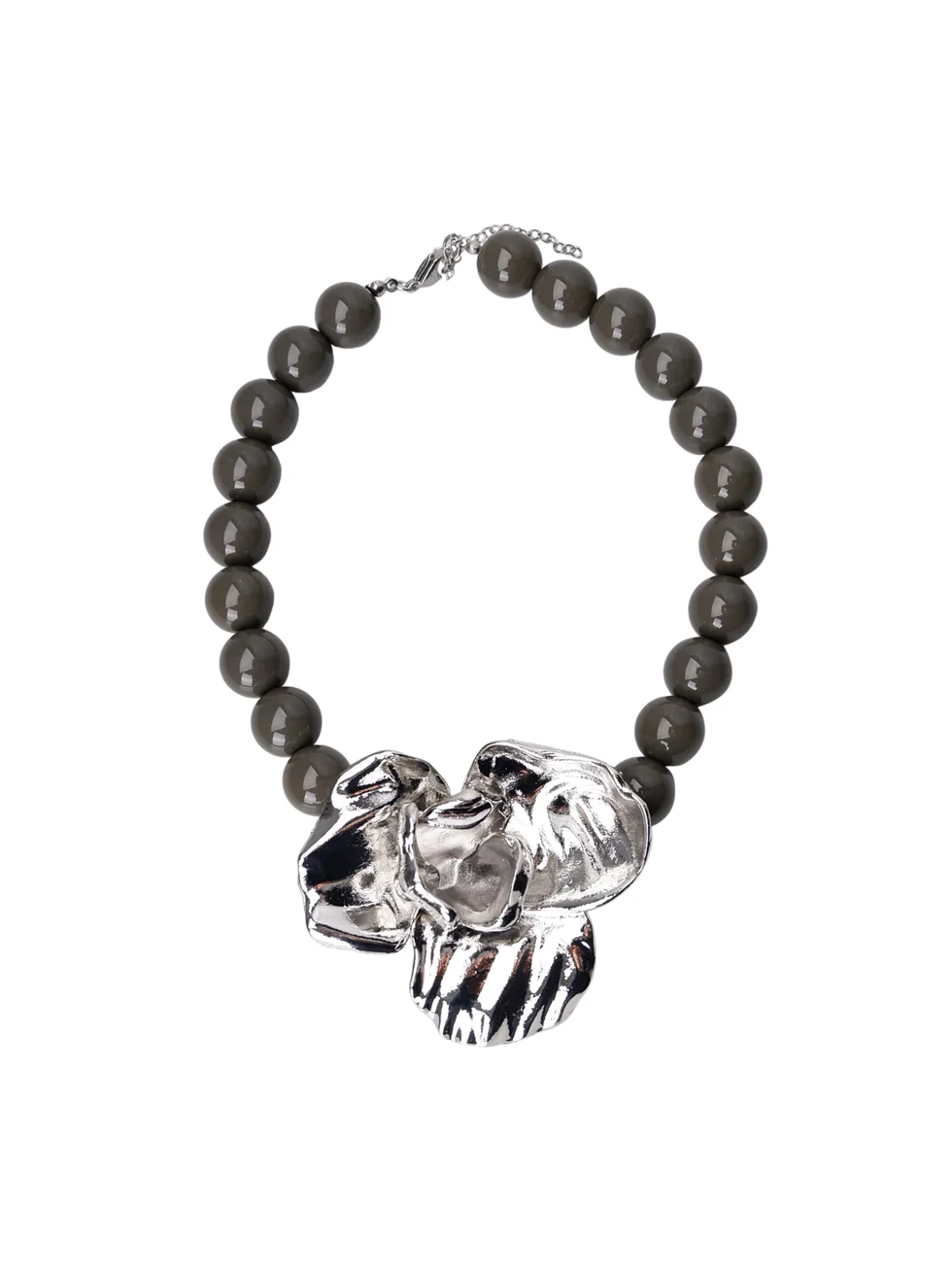 Halsband med stor silvrig blomma
