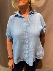 Ljusblå linneskjorta med volang