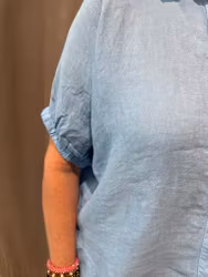 Ljusblå linneskjorta med volang