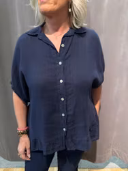 Marinblå linneskjorta med volang