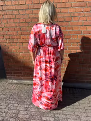 Mönstrad långklänning i rosa och corall