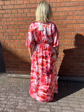 Mönstrad långklänning i rosa och korall