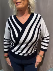 Vit och marinblå stickad tröja med ränder