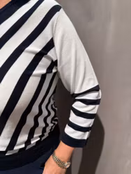 Vit och marinblå stickad tröja med ränder