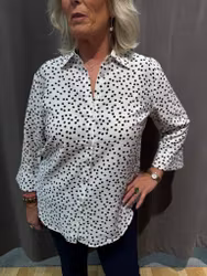 Offwhite skjorta med marinblå prickar