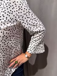 Offwhite skjorta med marinblå prickar