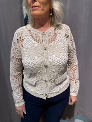 Beige virkad kofta med guldknappar