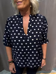 Marinblå blus med vita prickar
