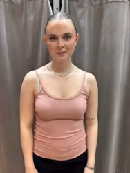 Puderrosa ribbat linne med spetskant