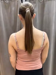 Puderrosa ribbat linne med spetskant