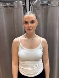 Offwhite ribbat linne med spetskant