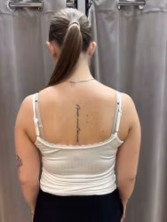 Offwhite ribbat linne med spetskant