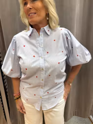 Blå och vit randig blus med röda hjärtan