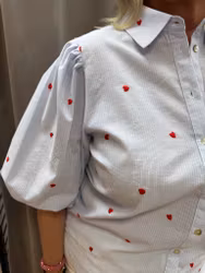 Blå och vit randig blus med röda hjärtan