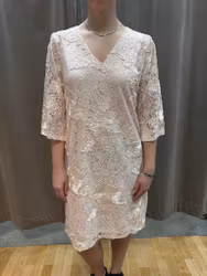 Ljusrosa spetsklänning