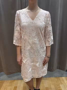 Ljusrosa spetsklänning