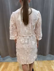 Ljusrosa spetsklänning