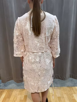 Ljusrosa spetsklänning