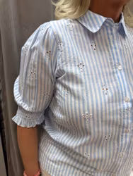 Randig skjorta i ljusblått och vitt med hålbrodyr