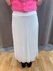 Off white plisserad kjol i stretchmaterial