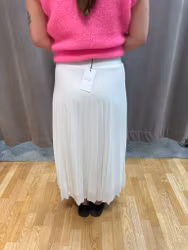 Off white plisserad kjol i stretchmaterial