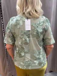 Grön meshtop med 3D-blommor