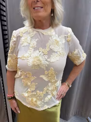 Gul meshtop med 3D-blommor