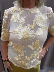 Gul meshtop med 3D-blommor