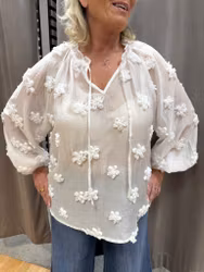 Vit blus med ballongärm och 3D blommor