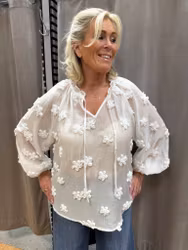 Vit blus med ballongärm och 3D blommor