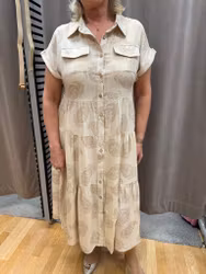 Genomknäppt linneklänning med skimmer