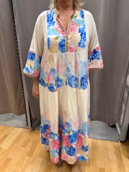 Klännning med blå och rosa blommor