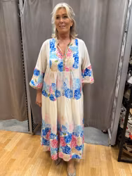 Klännning med blå och rosa blommor