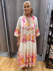 Klännning med rosa och orange blommor