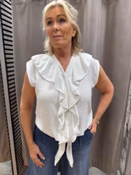 Vitt volanglinne med knyt