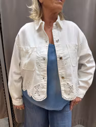 Cremevit jeansjacka med brodyr