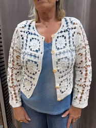 Vit blommig kofta i virkad spets