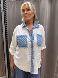 Vit skjorta med jeansdetaljer