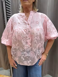 Rosa blus med hålbrodyr